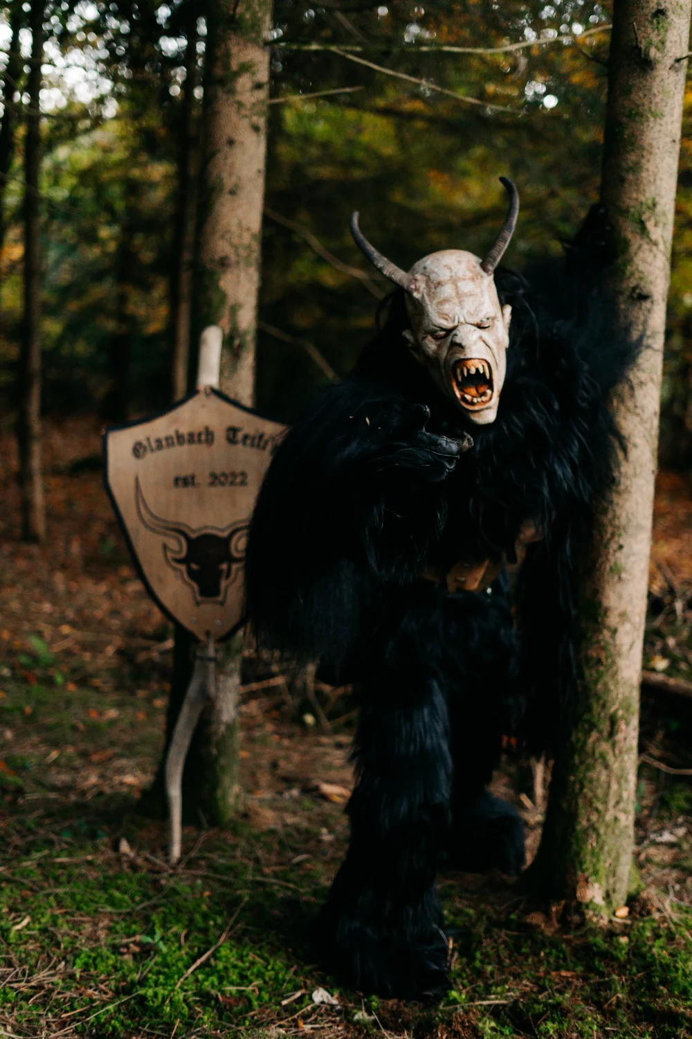 Originalfotografie eines Krampus der Glanbach Teifi'n in schwarzem Fell und mit Hörnerlarve
