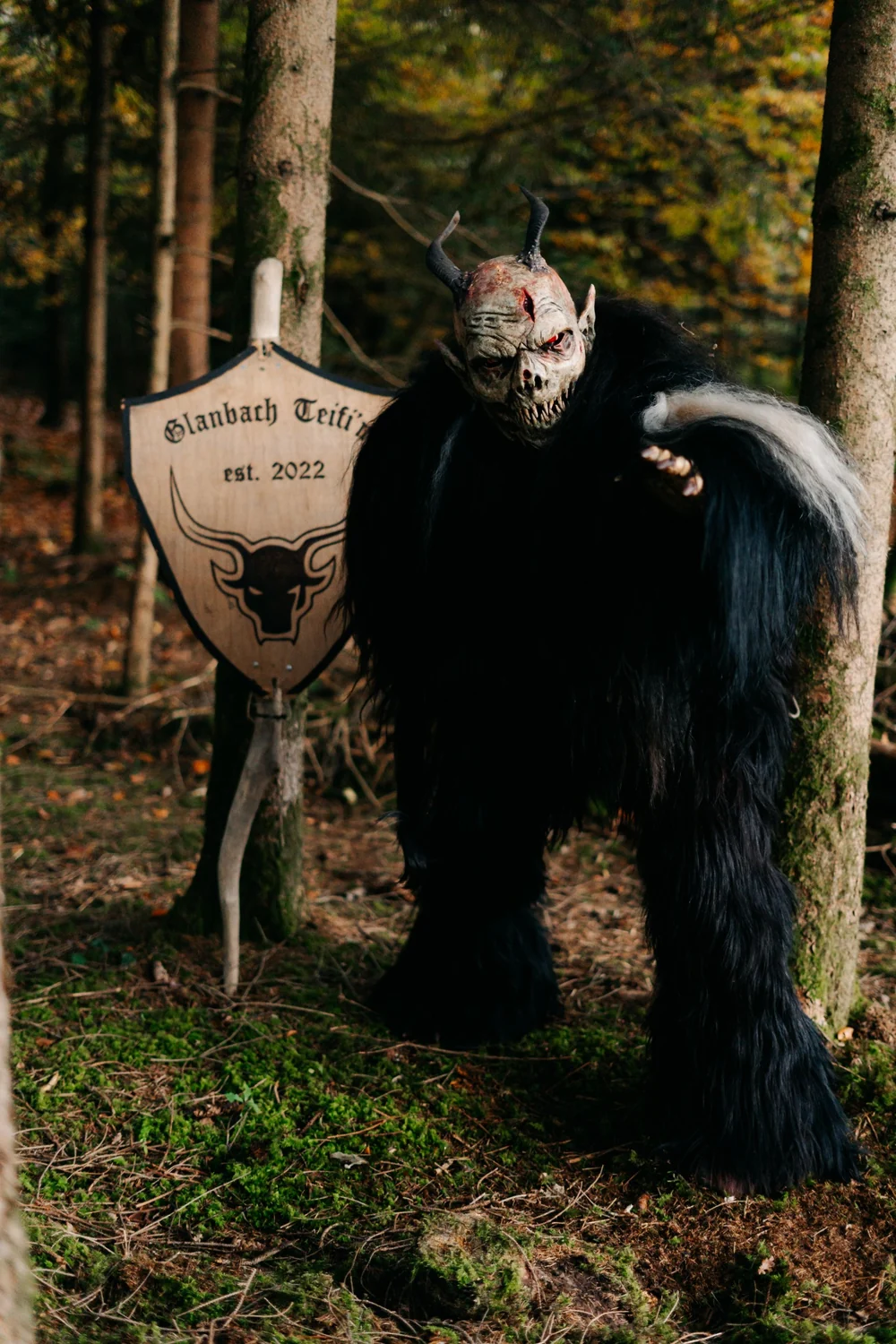 Handwerklich gestaltete Krampuslarve mit ausgeprägten Hörnern und Fell